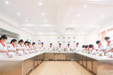 想學(xué)烘焙，應(yīng)該去哪里學(xué)比較好？